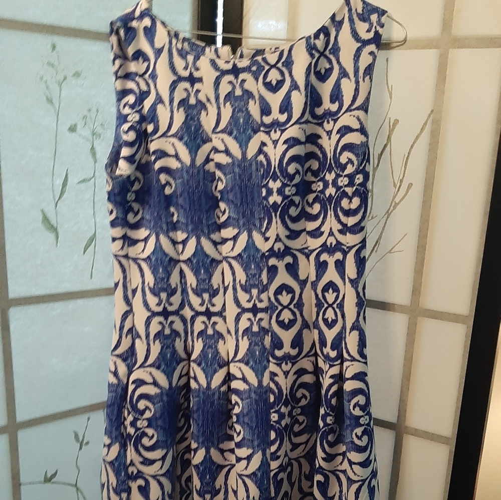 Sleeveless dress down to knees bluffs out